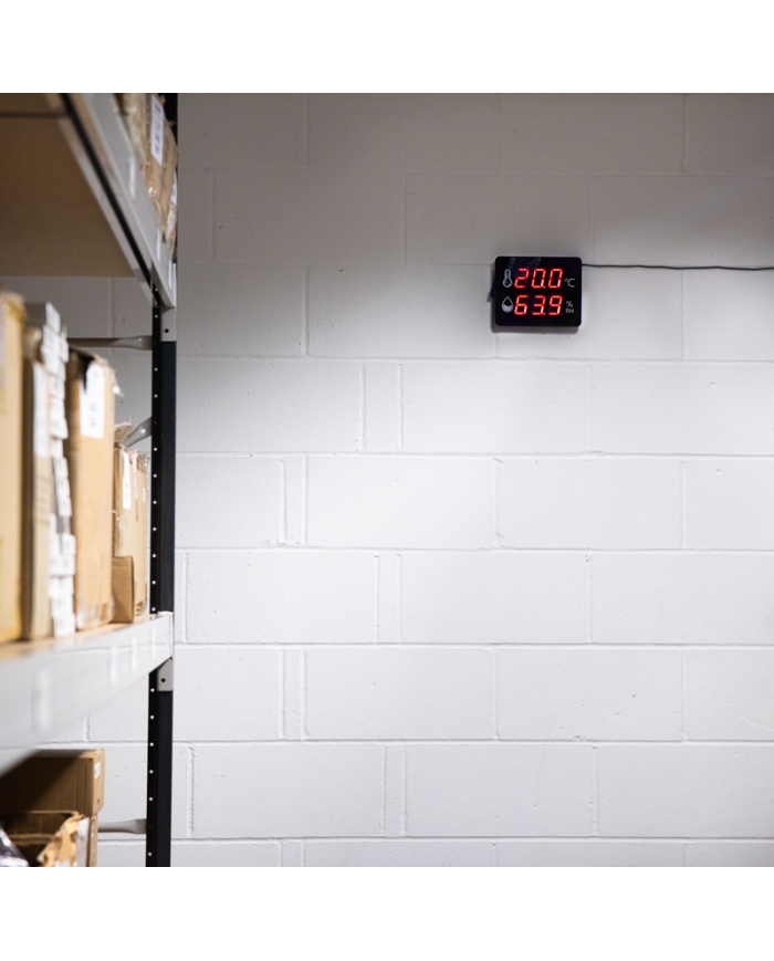 ETI Stor digital termometer och hygrometer för väggmontage i publika lokaler, som skolor och kontor. Minsta varianten med måtten 25 x 170 x 210mm
