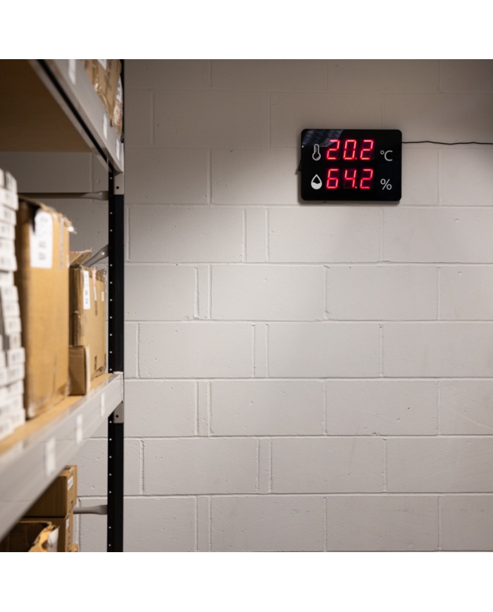 ETI Stor digital termometer och hygrometer för väggmontage i publika lokaler, som skolor och kontor. Mellanstorlek med måtten 30 x 280 x 390mm