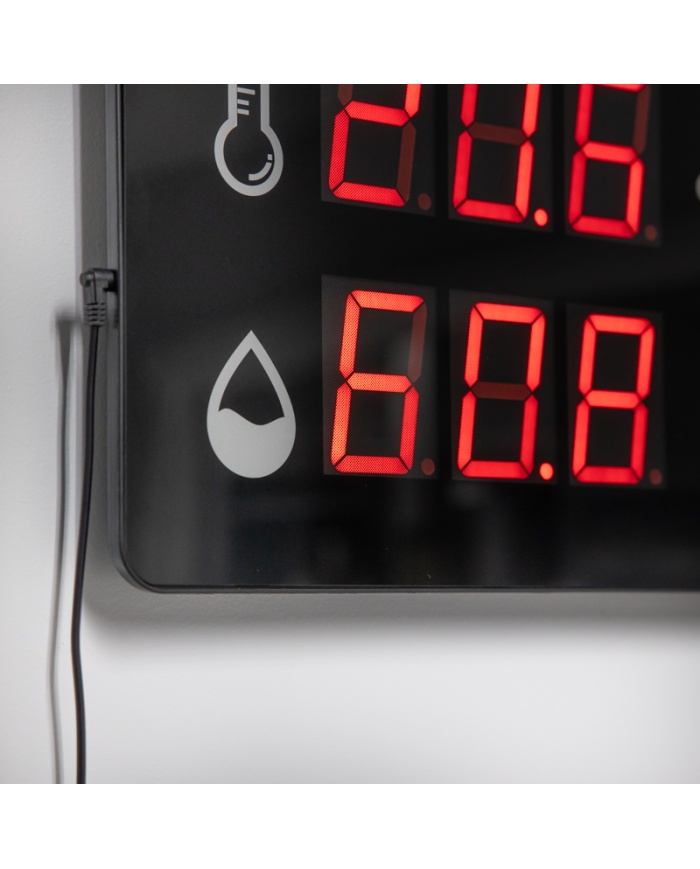 ETI Stor digital termometer och hygrometer för väggmontage i publika lokaler, som skolor och kontor. Mellanstorlek med måtten 30 x 280 x 390mm