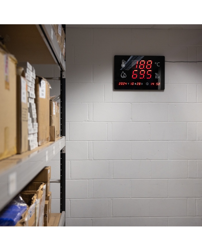 ETI Stor digital termometer och hygrometer för väggmontage i publika lokaler, som skolor och kontor. Största varianten med måtten 32 x 400 x 600mm